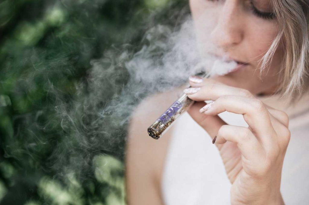 Cannabis tincture vs smoking: Considering the health advantages. 2 Cannabis smoking